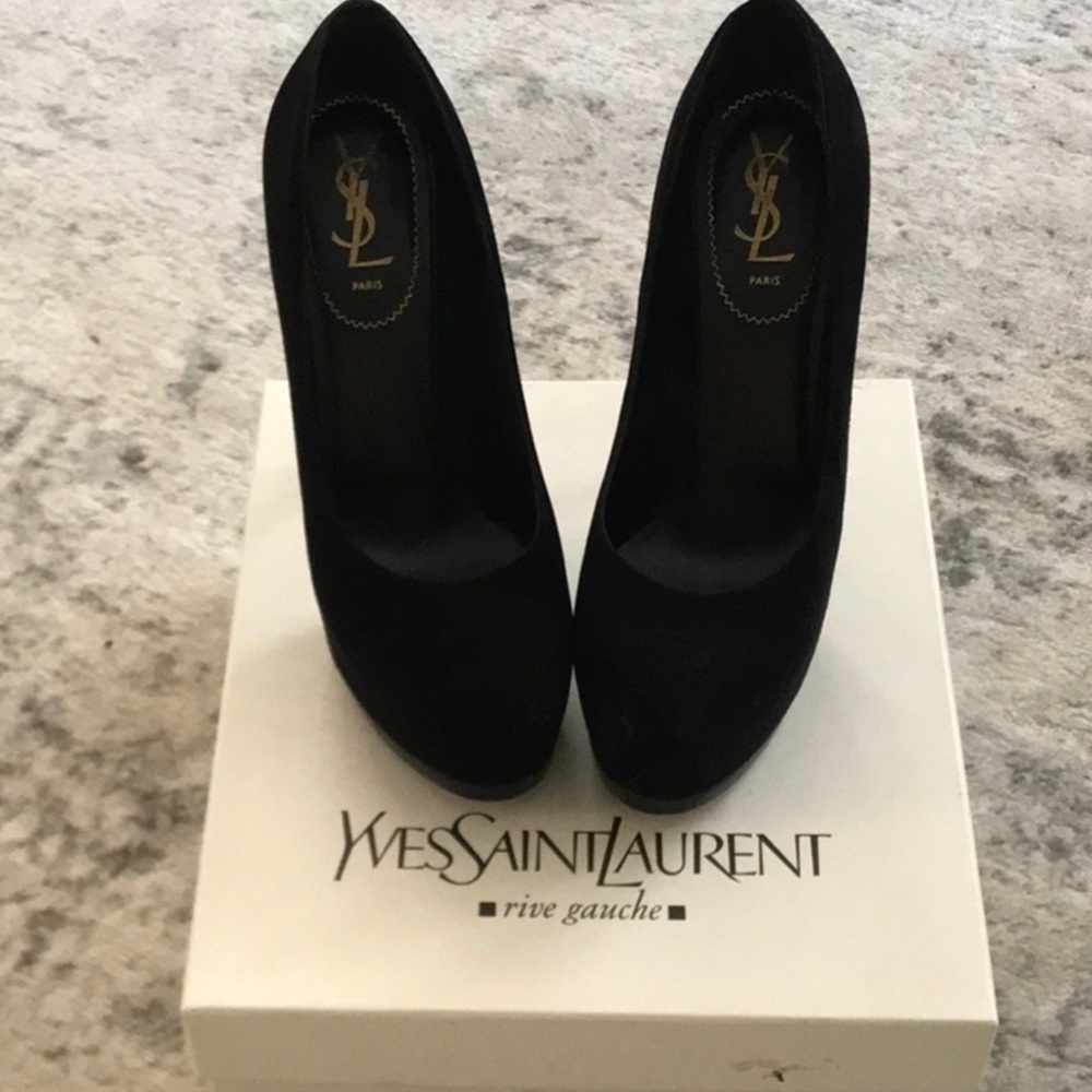 Yves Saint Laurent Elegant Black Pumps